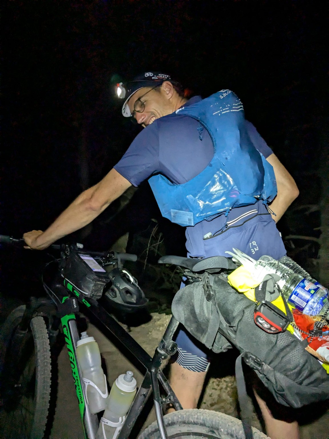 Cycliste en pleine section nocturne lors d’un ultra distance bikepacking