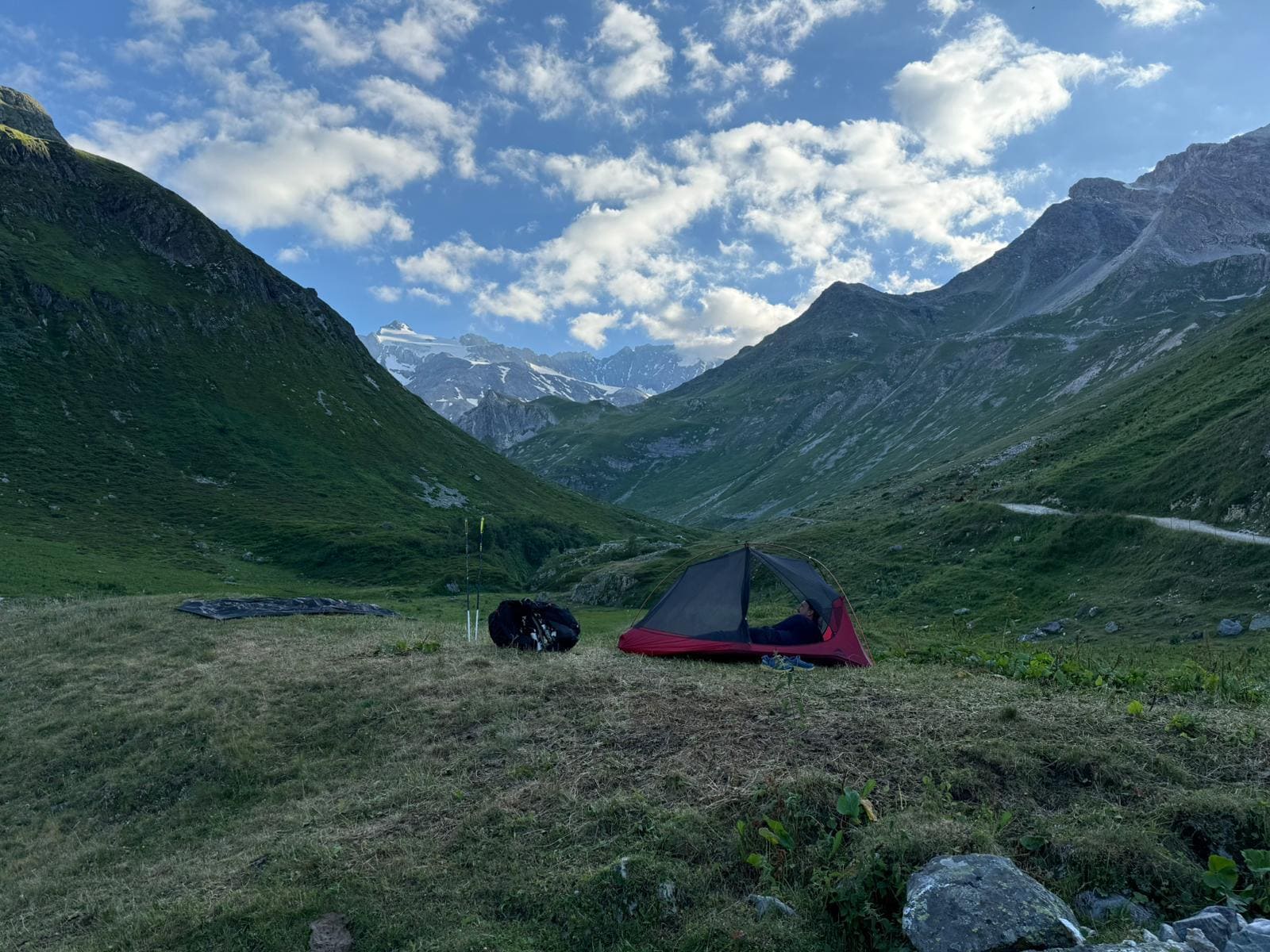 Bivouac en montagne lors d'une aventure bikepacking ou trek