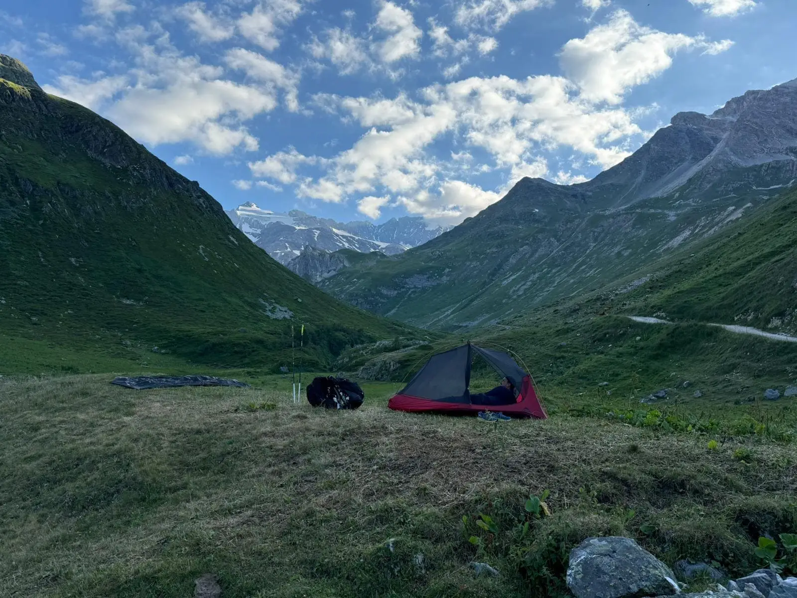 Bivouac en montagne lors d'une aventure bikepacking ou trek