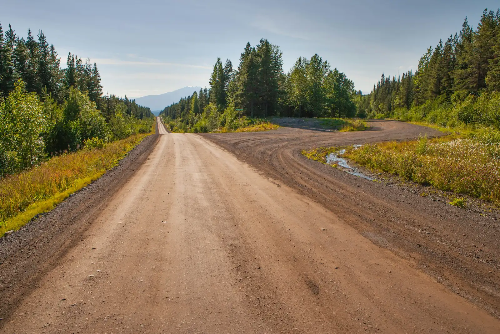 Terrain gravel varié avec chemins, graviers et terre en France ou Belgique