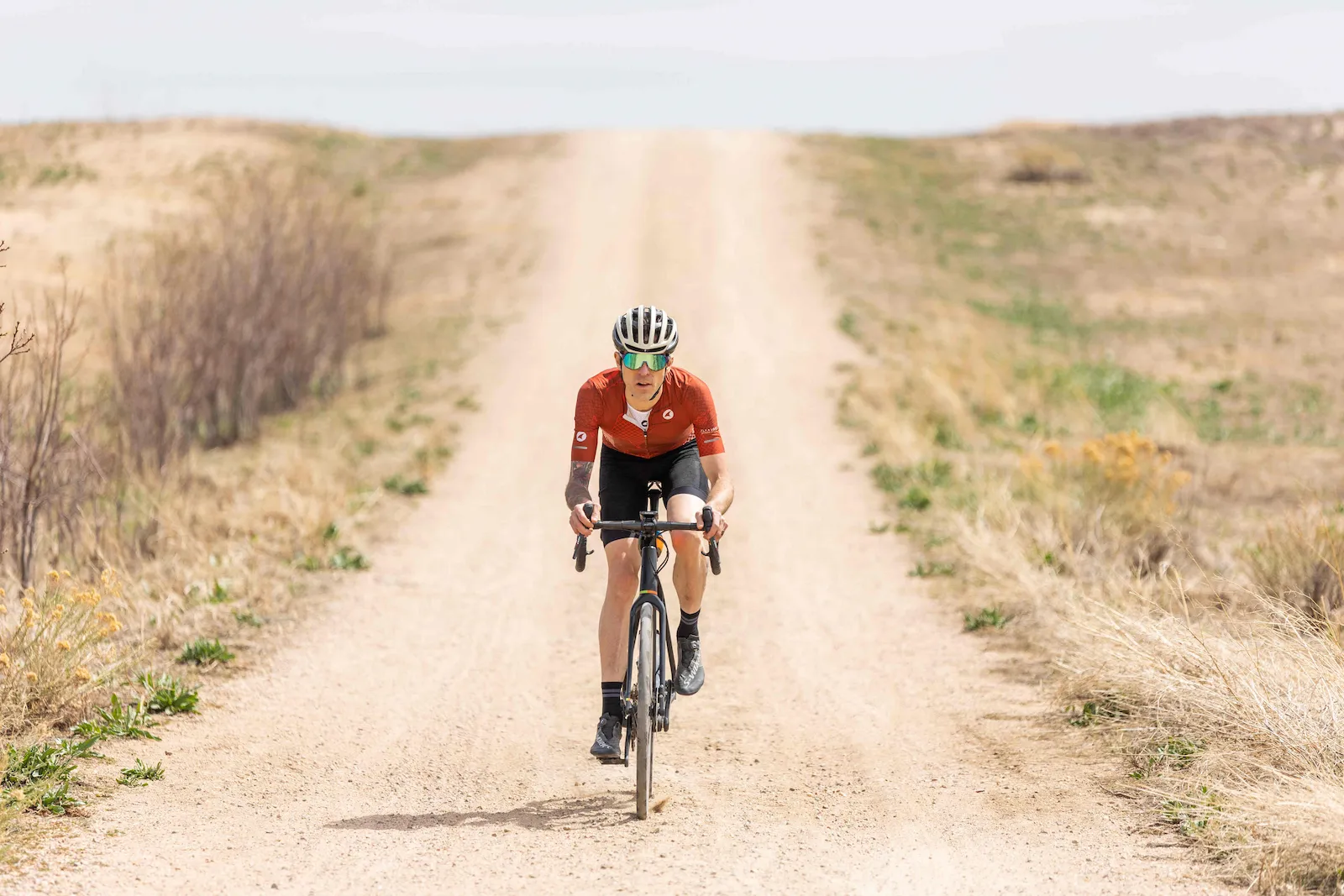 Cycliste gravel en ultra distance sur piste roulante