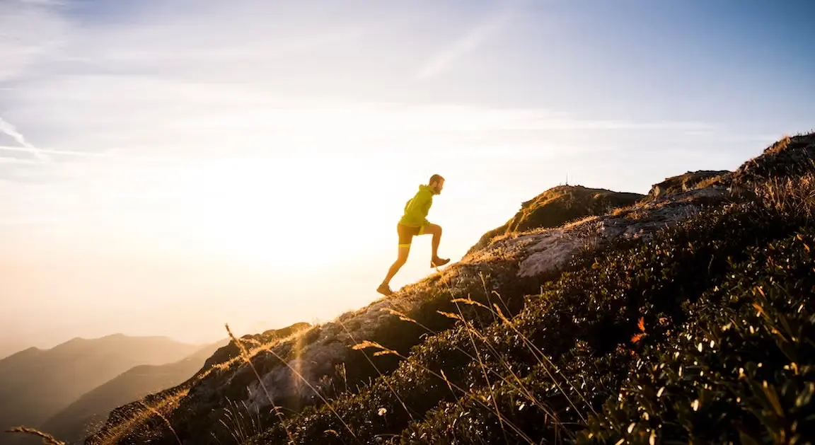 Coureur en montée raide D+ trail