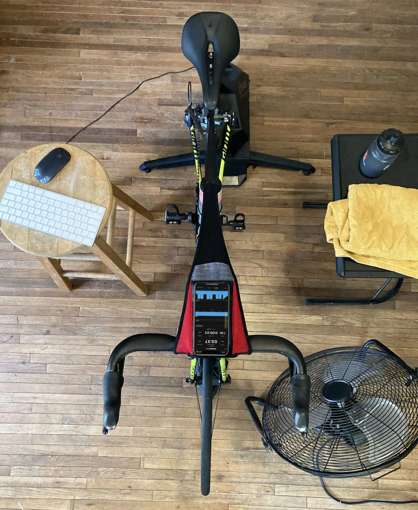 Vue de haut du cockpit : serviette, téléphone, ventilateur et boisson