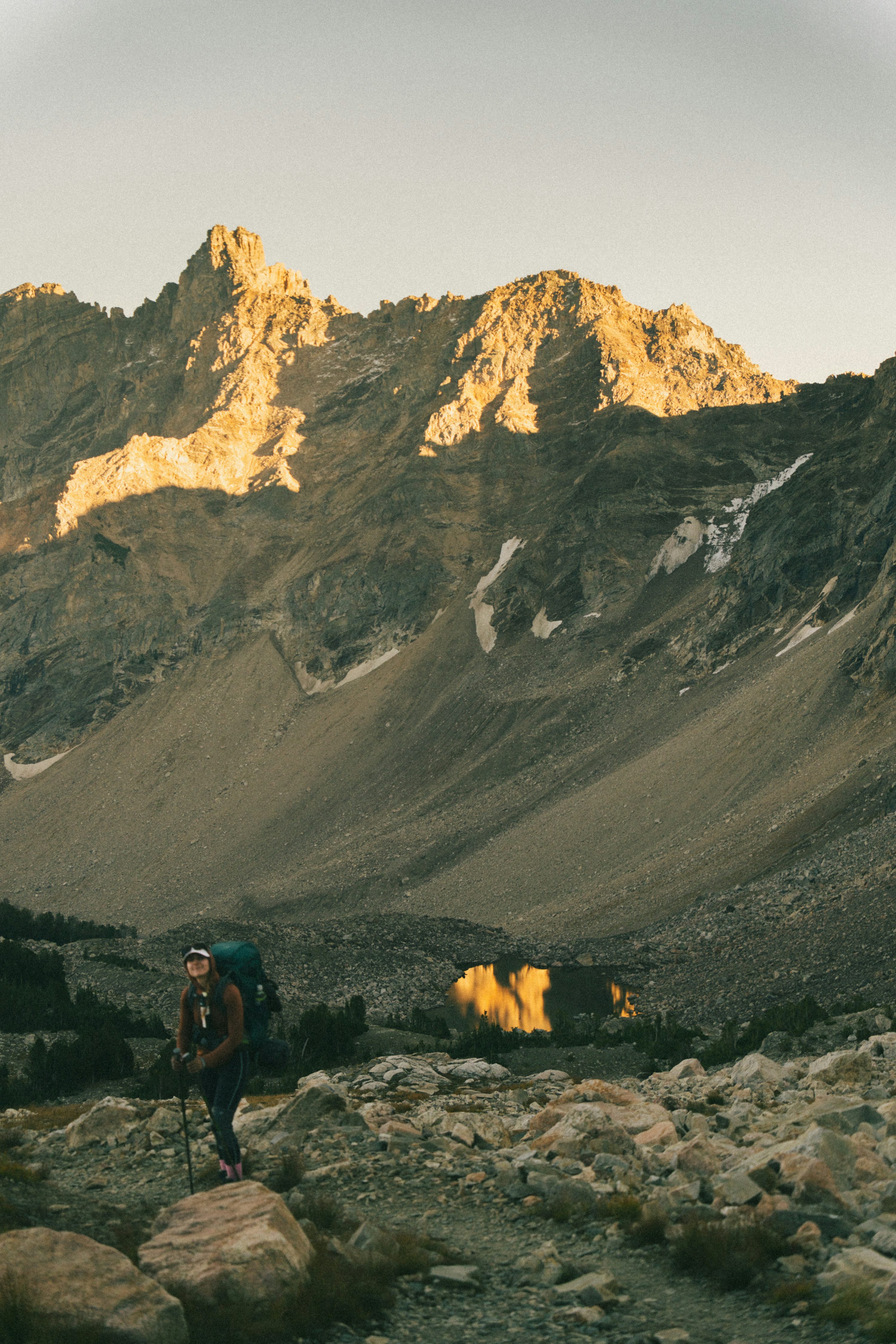 Sac de trek complet avec équipement pour plusieurs jours de marche