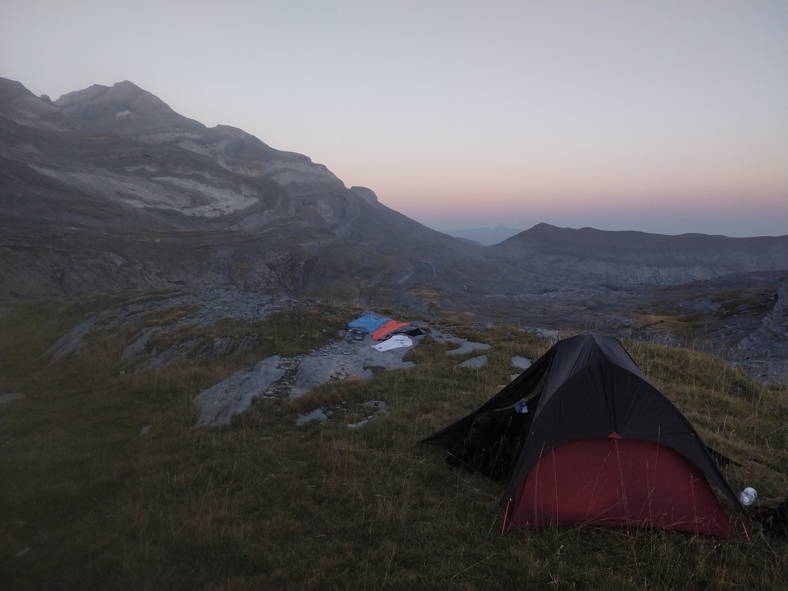 Bivouac en haute montagne au lever du jour