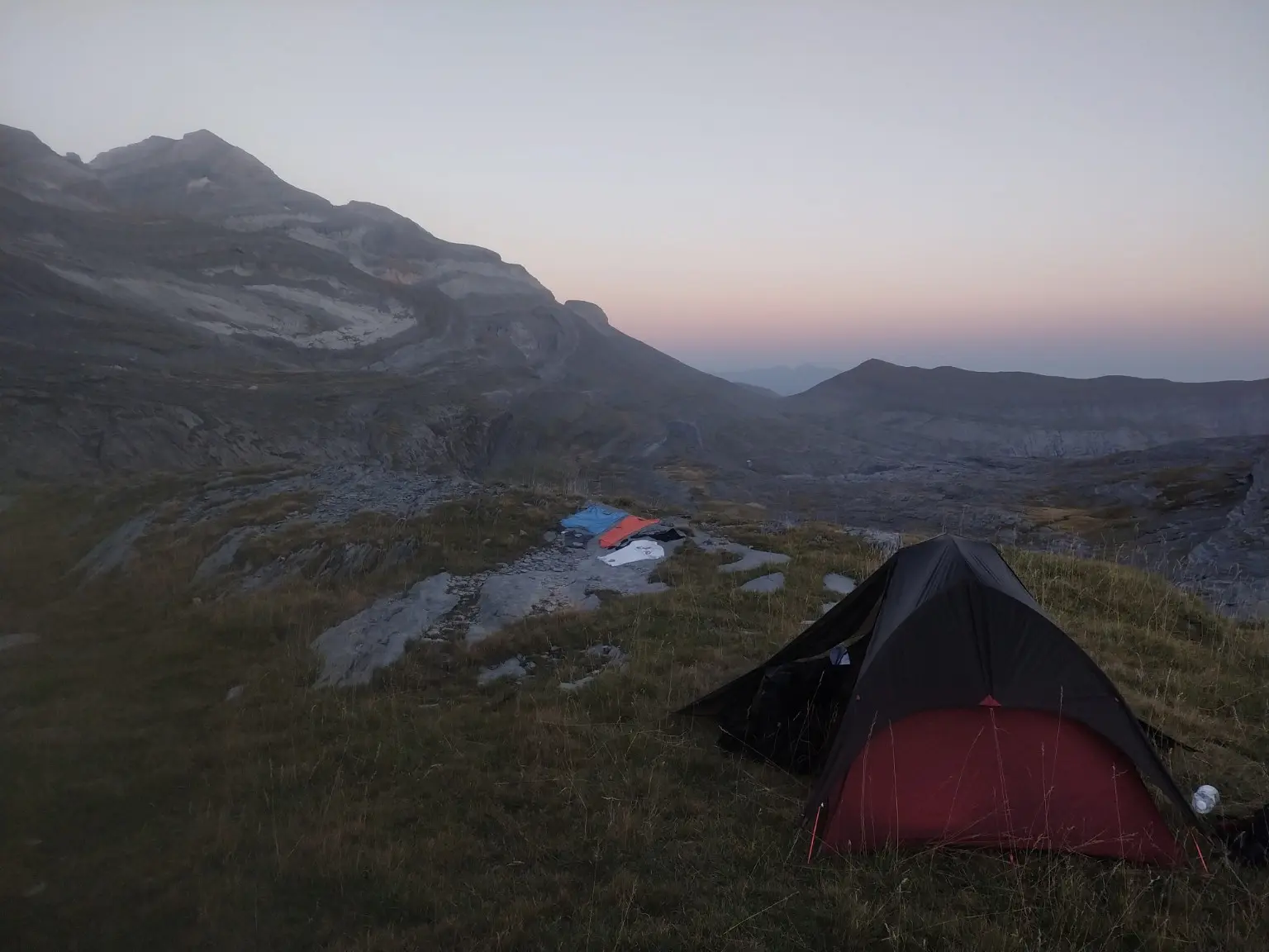Bivouac en haute montagne au lever du jour