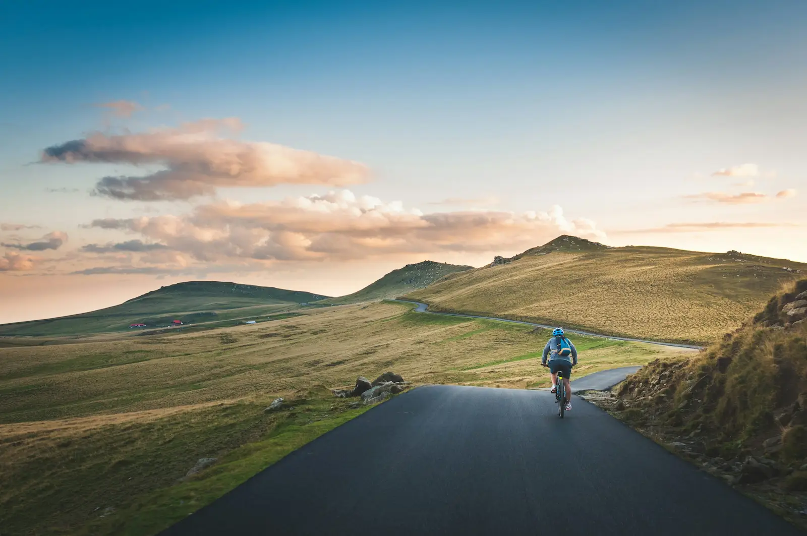 Cycliste sur route lors d’un ultra cyclisme longue distance de nuit