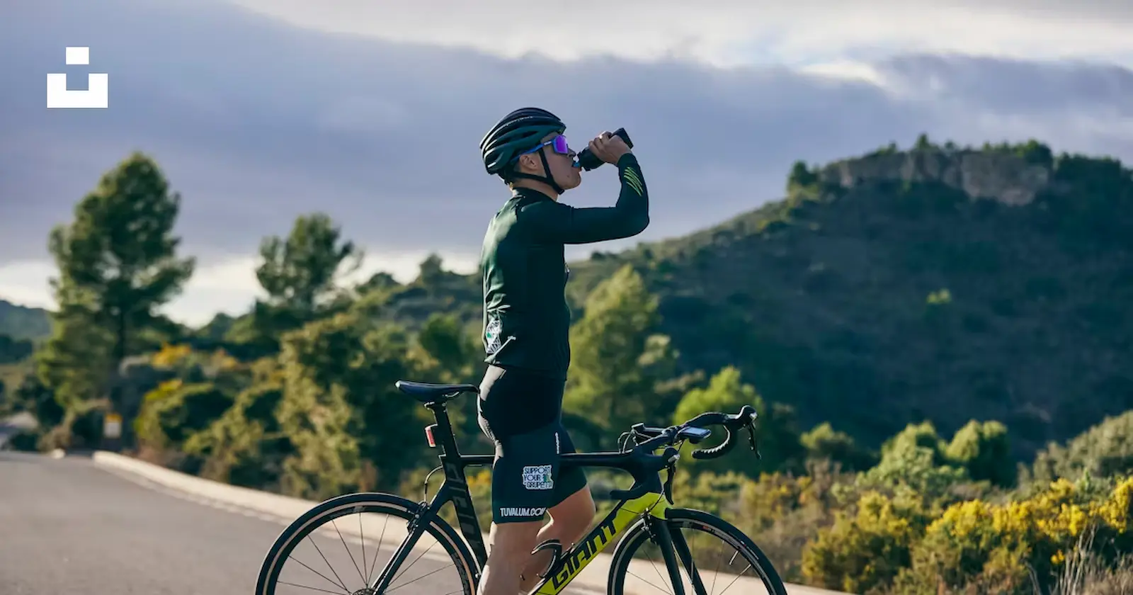 Cycliste qui boit en roulant : nutrition et hydratation en longue et ultra distance.