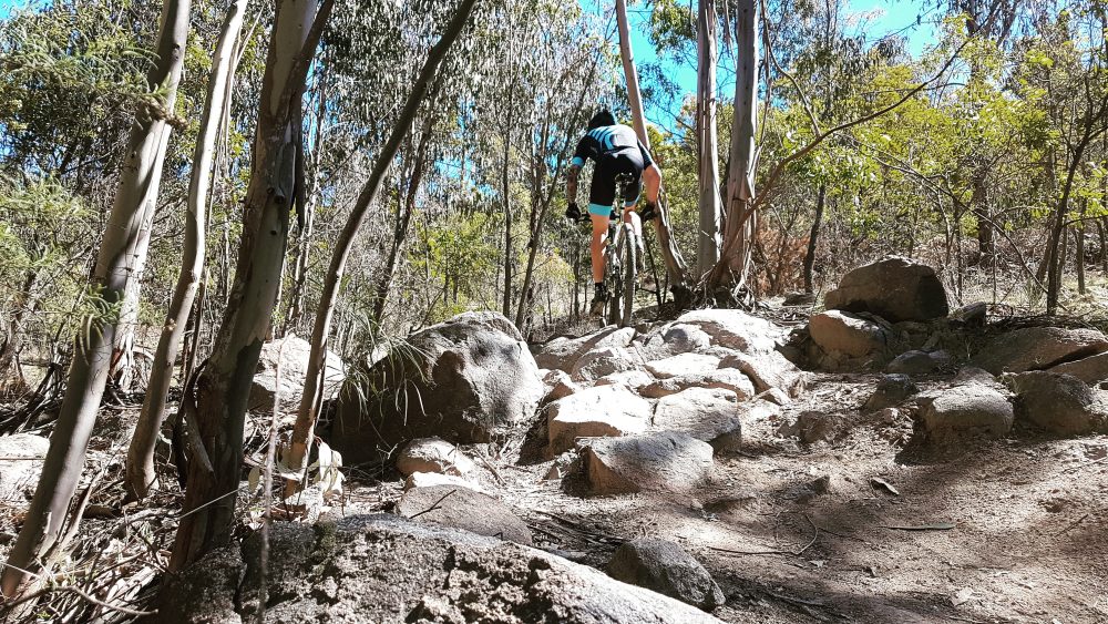 Montée technique en VTT marathon en terrain vallonné