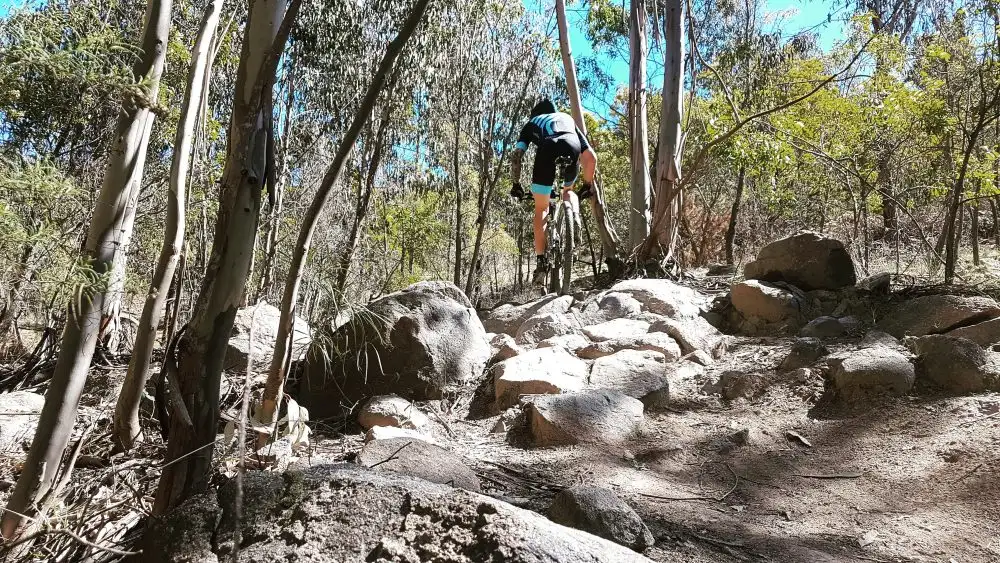 Montée technique en VTT marathon en terrain vallonné